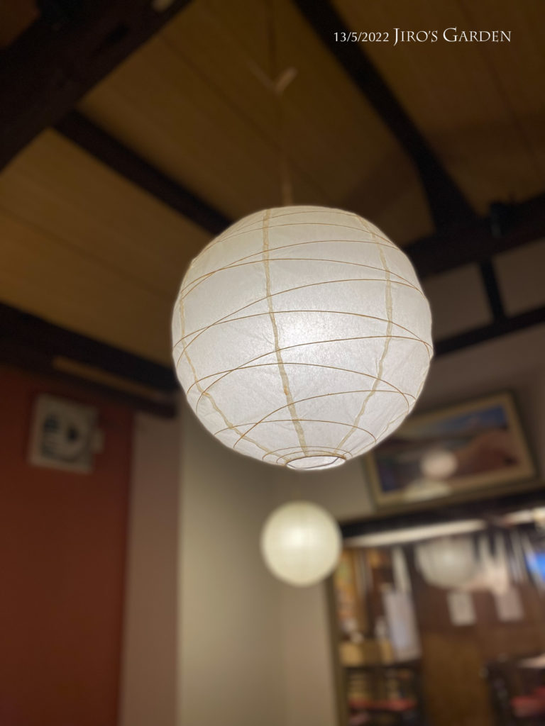 和風の竹ひご骨組みの外に和紙が貼られている球形の照明器具。