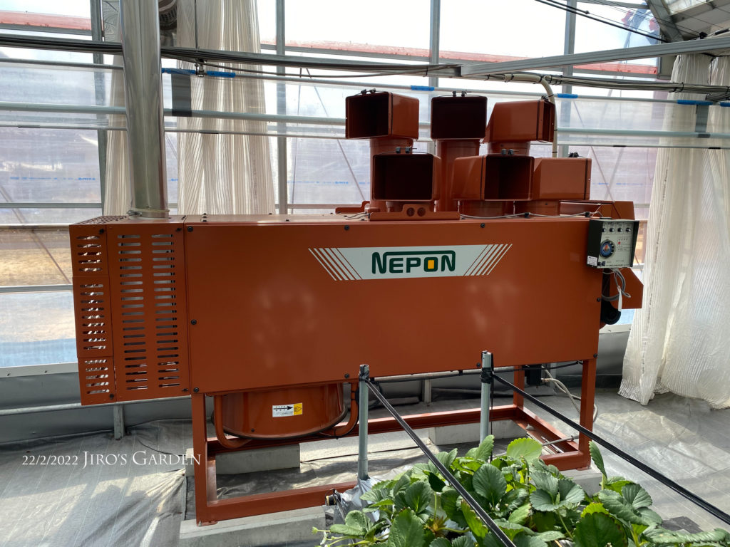 NEPONと書かれたオレンジ色の機械。上部にダクトが6つ、いろんな方向を向いている。ここから暖かい空気が出るのだろう。