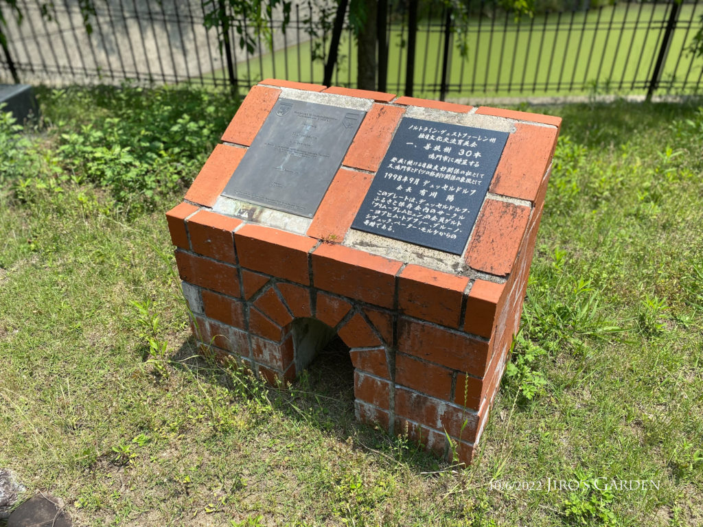 レンガ造りの石碑の写真