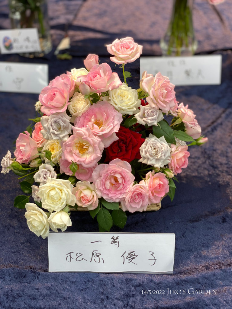 ピンク〜白のバラの花がいっぱいのアレンジメント「一等 松原 優子」さん