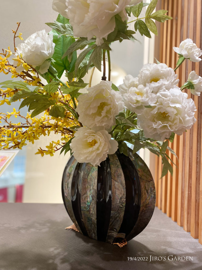 テーブル横に飾られていた花瓶に白いボタンの花。ゴージャス。