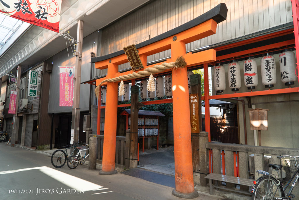 商店街の中にある八坂神社の小さな鳥居。