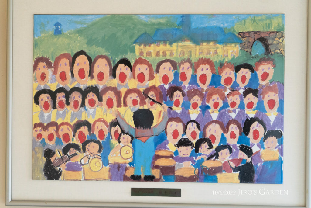 子どもの描いた、合唱団とオーケストラの絵