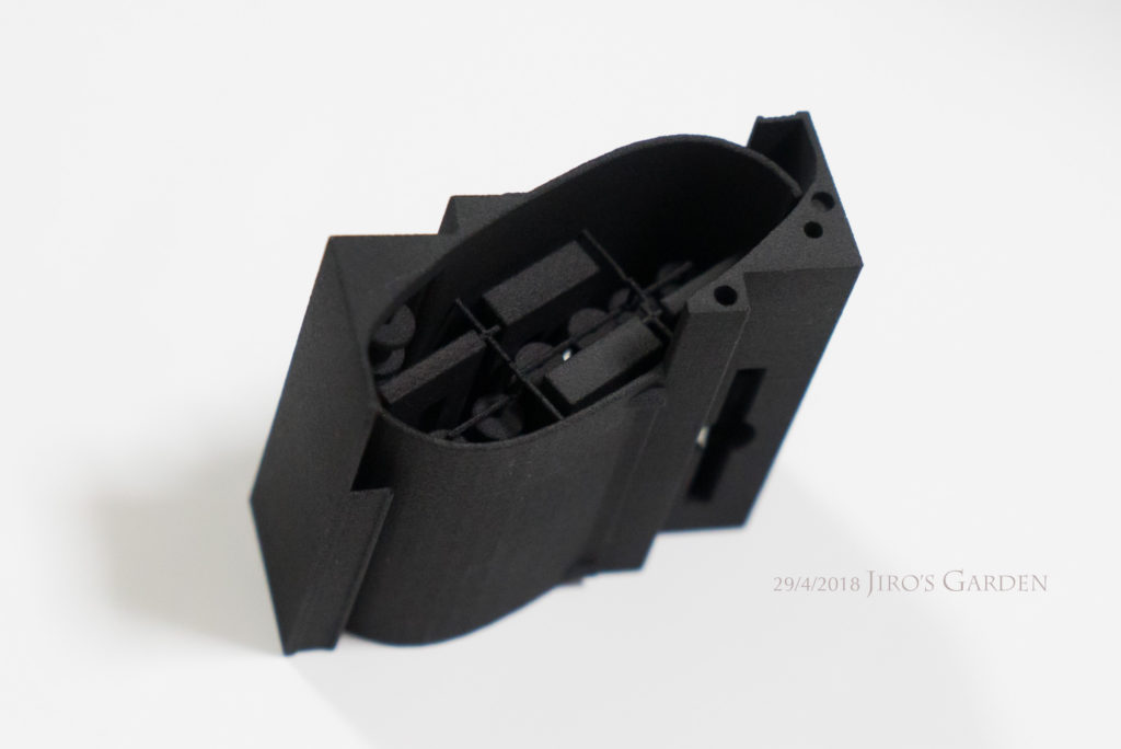 ドリンクホルダーベース、一体化した黒いパーツの固まり