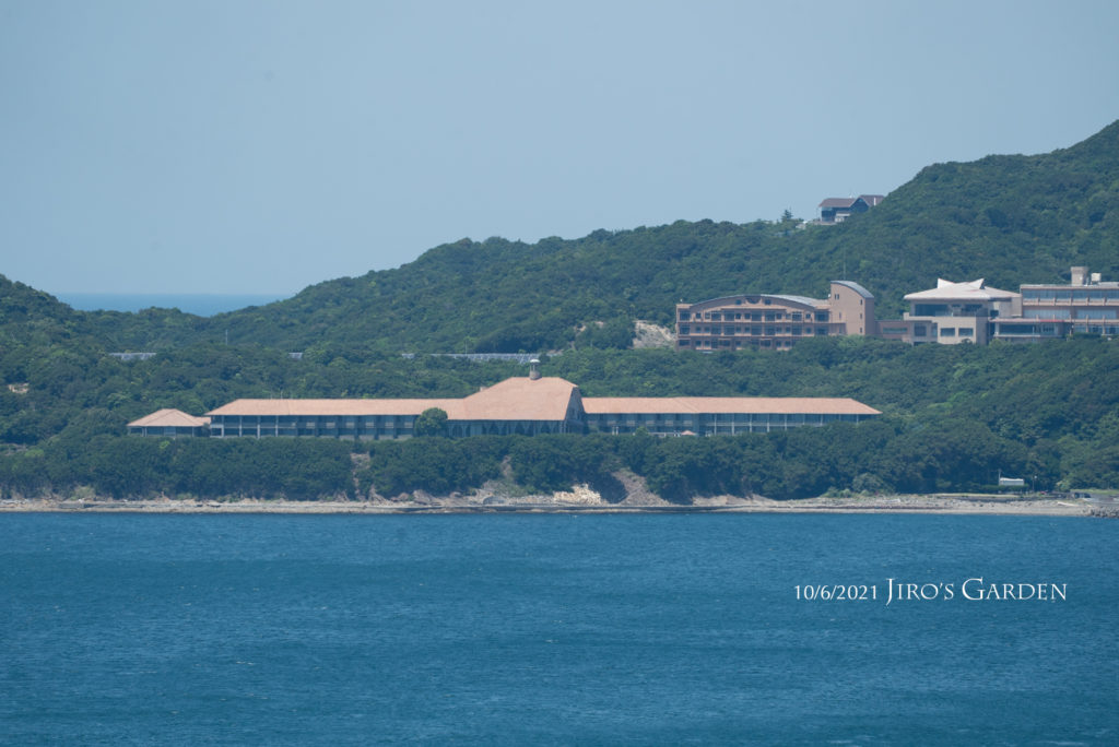 淡路島側の対岸に見えるホテルアナガの長く茶色い屋根