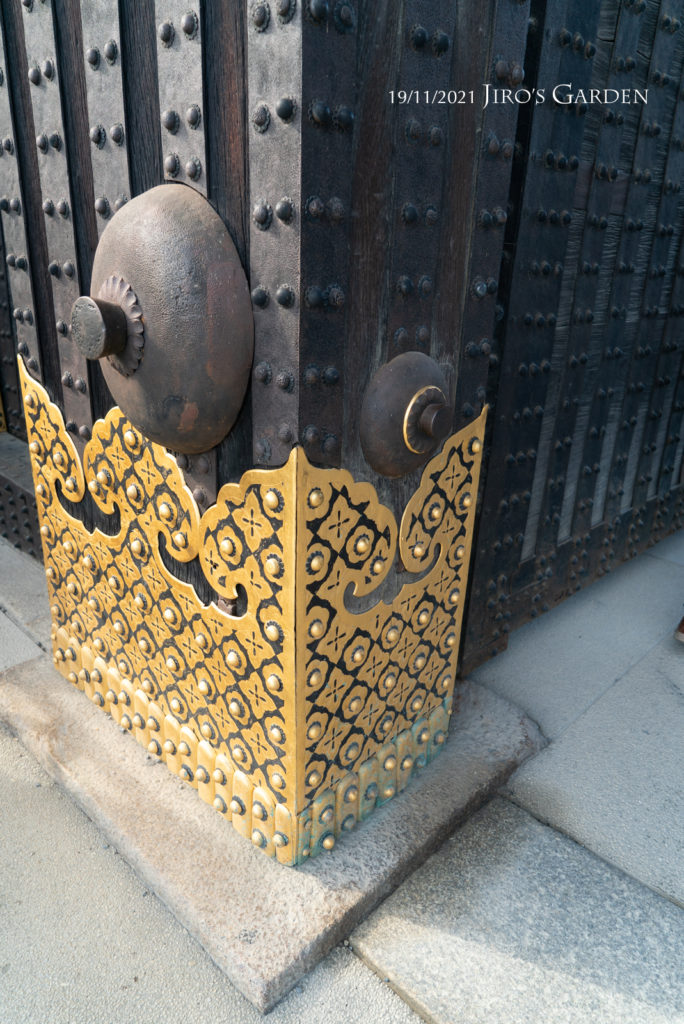 門の柱のアンダーカバー、金色の装飾。