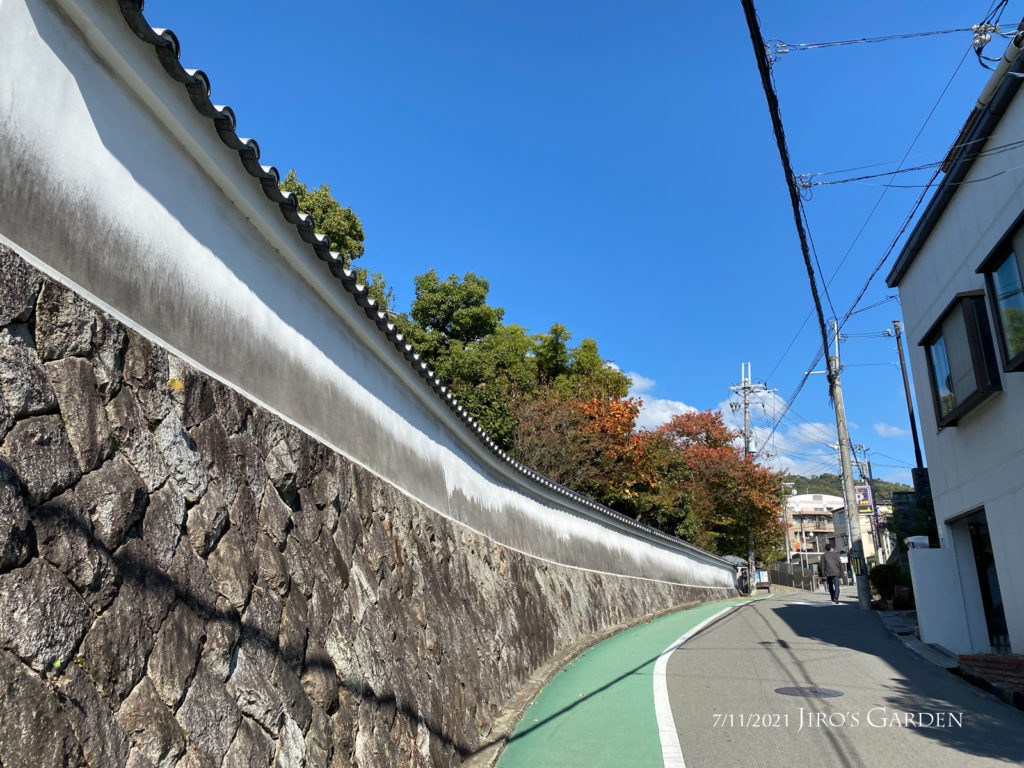 逸翁美術館へ続く長く急な坂道に石垣と白いしっくい、瓦屋根の古風な塀も続く。