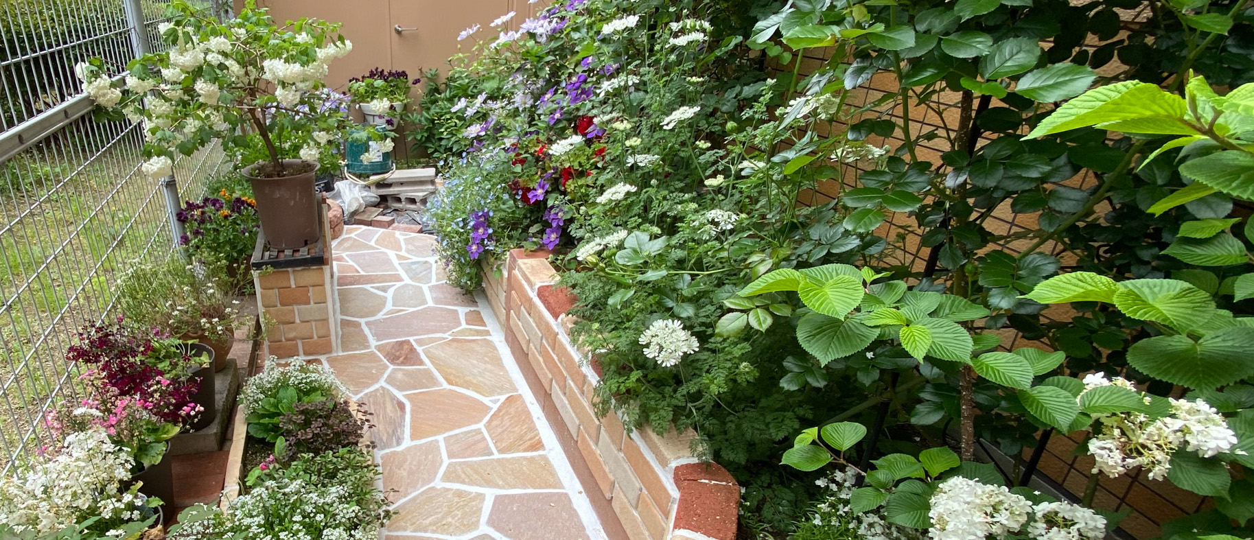 乱張り石とブロック花壇の様子