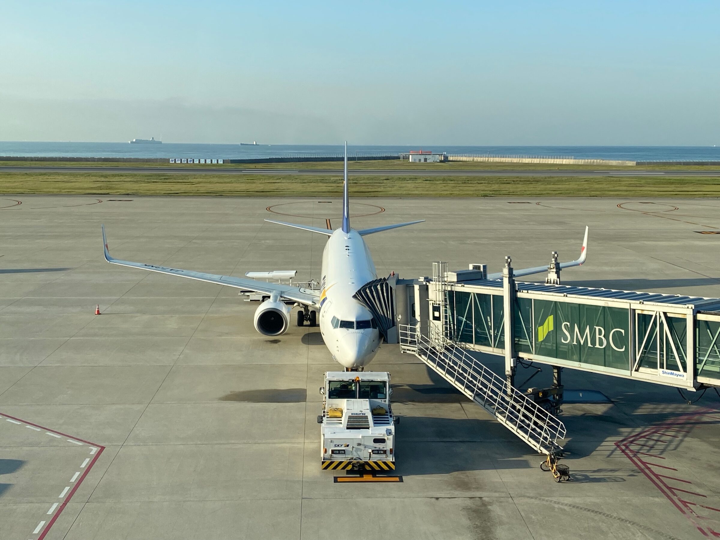 スポットに駐機中のSkymarkB737の様子